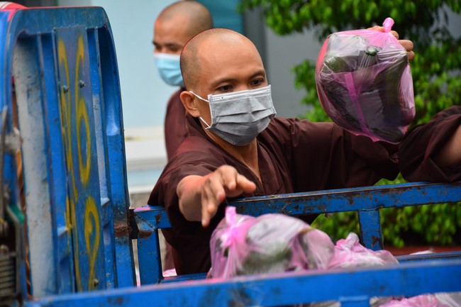 Continuing to support people in need in the Covid-19 pandemic of Hoang Phap Pagoda (series 4)